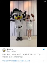 鈴木愛理と千葉ロッテマスコット・マーくんのツーショット