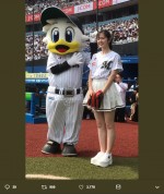 初の始球式に参加した鈴木愛理と千葉ロッテマスコット・マーくん　※「千葉ロッテマスコット・マーくん」公式ツイッター