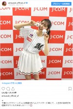 初の始球式に参加した鈴木愛理　※「鈴木愛理」インスタグラム