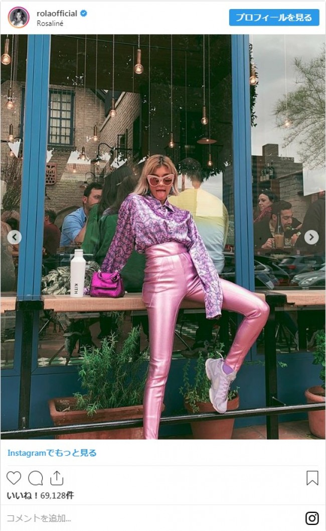 ローラ ド派手なピンクコーデに 舌だし ショット披露 19年5月8日 写真 エンタメ ニュース クランクイン