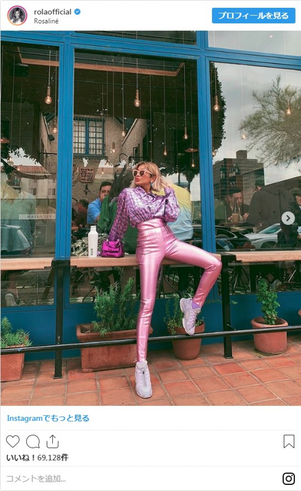 ローラ、ド派手なピンクコーデに“舌だし”ショット披露