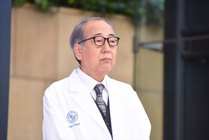 5夜連続ドラマスペシャル 山崎豊子『白い巨塔』制作発表記者会見に登場した岸部一徳