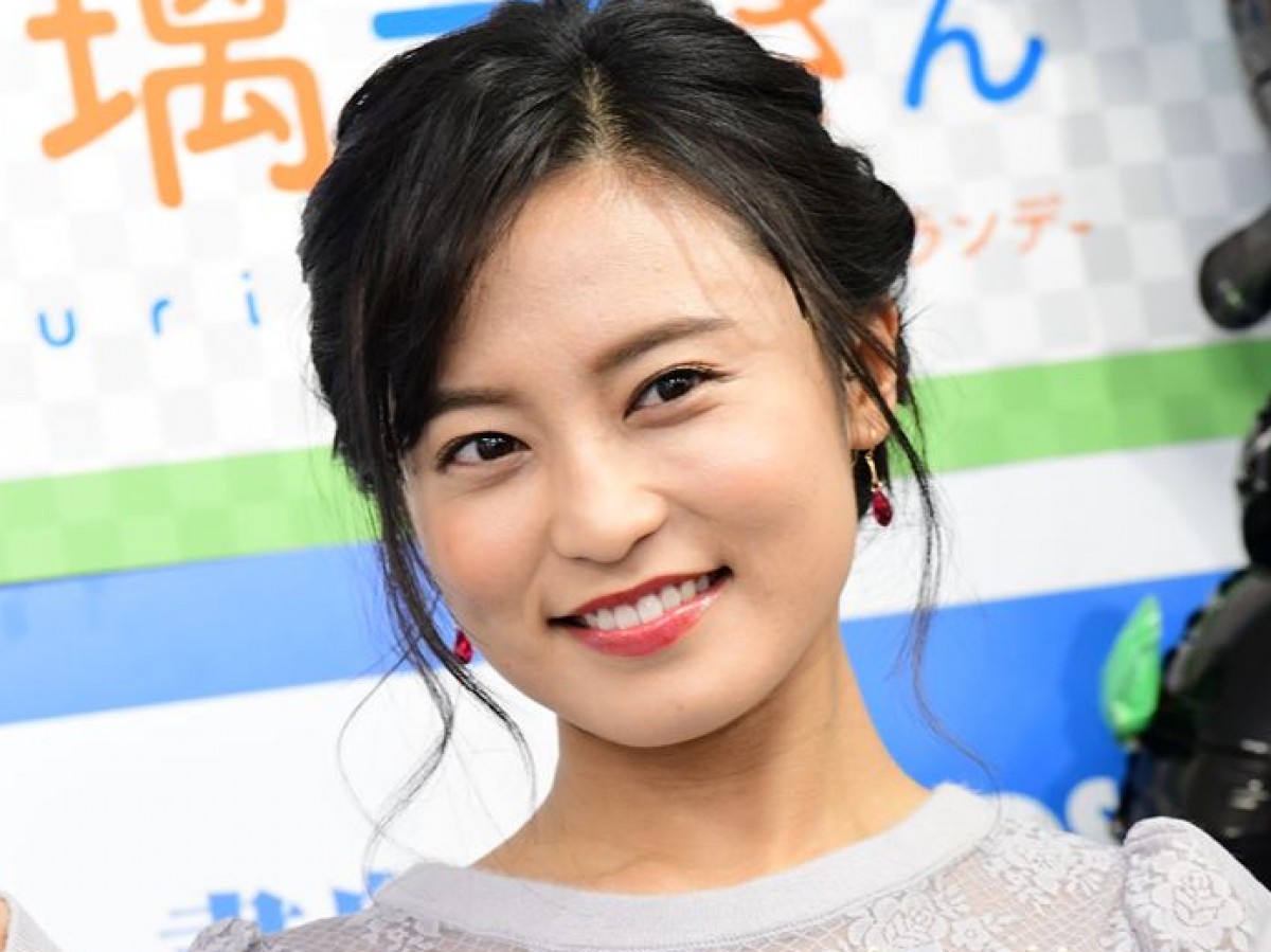 小島瑠璃子、スカートからのぞく美脚ショットに「女神降臨」の声