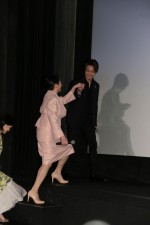 映画『僕に、会いたかった』公開記念舞台挨拶、松坂慶子をエスコートするTAKAHIRO