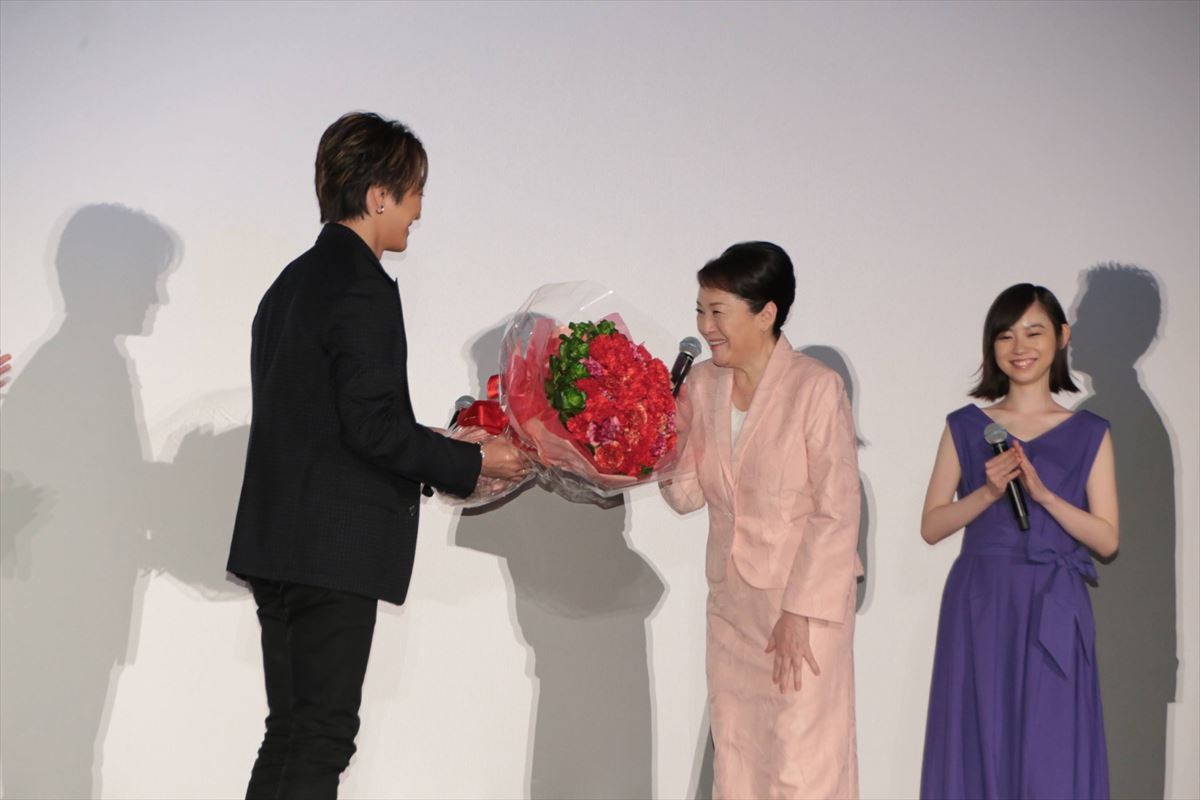 TAKAHIRO、松坂慶子をエスコートし笑顔「ジェントルマンなんで」