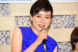 舞台『フローズン・ビーチ』制作発表に登場した鈴木杏