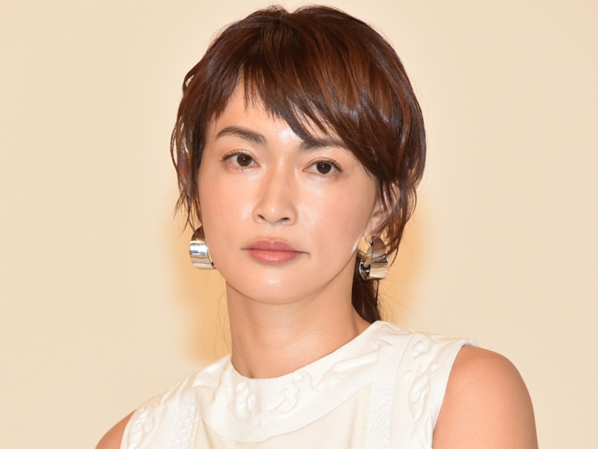 長谷川京子、三点倒立で美ボディ披露 「スタイル抜群」と絶賛の声