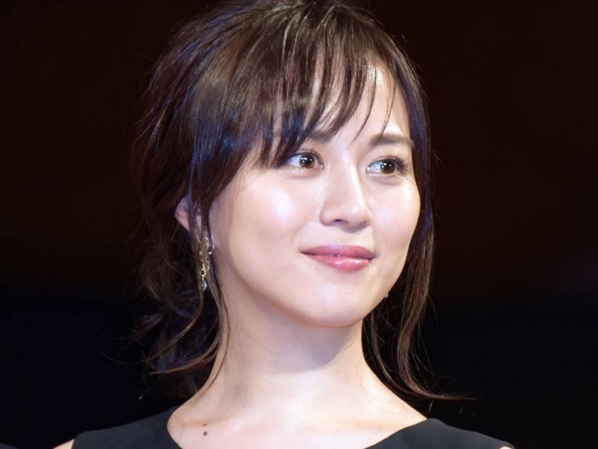 比嘉愛未、ベトナムで家族旅　鮮やかワンピース姿に「美人」「すてき」