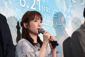 映画『きみと、波にのれたら』完成披露舞台挨拶に登場した川栄李奈