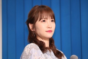 映画『きみと、波にのれたら』完成披露舞台挨拶に登場した川栄李奈