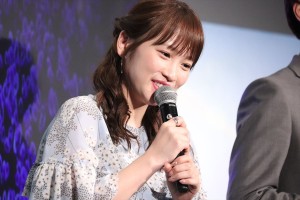 映画『きみと、波にのれたら』完成披露舞台挨拶に登場した川栄李奈