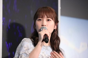 映画『きみと、波にのれたら』完成披露舞台挨拶に登場した川栄李奈