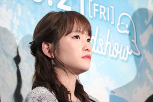 映画『きみと、波にのれたら』完成披露舞台挨拶に登場した川栄李奈