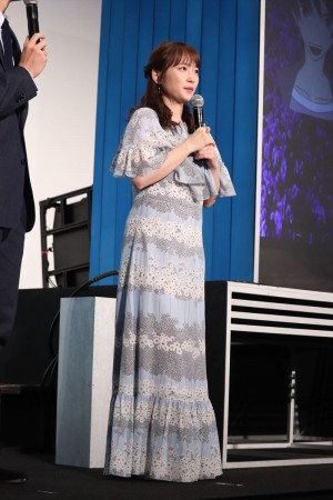 映画『きみと、波にのれたら』完成披露舞台挨拶に登場した川栄李奈