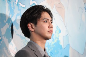 映画『きみと、波にのれたら』完成披露舞台挨拶に登場した片寄涼太