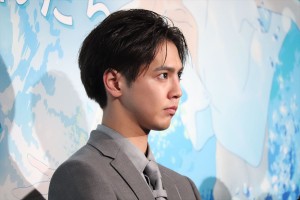 映画『きみと、波にのれたら』完成披露舞台挨拶に登場した片寄涼太