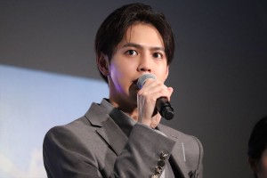 映画『きみと、波にのれたら』完成披露舞台挨拶に登場した片寄涼太