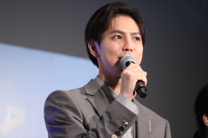 映画『きみと、波にのれたら』完成披露舞台挨拶に登場した片寄涼太