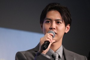 映画『きみと、波にのれたら』完成披露舞台挨拶に登場した片寄涼太