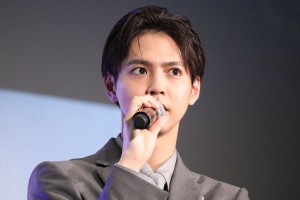 映画『きみと、波にのれたら』完成披露舞台挨拶に登場した片寄涼太