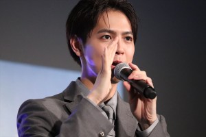 映画『きみと、波にのれたら』完成披露舞台挨拶に登場した片寄涼太