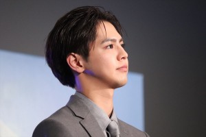 映画『きみと、波にのれたら』完成披露舞台挨拶に登場した片寄涼太