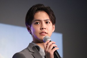 映画『きみと、波にのれたら』完成披露舞台挨拶に登場した片寄涼太