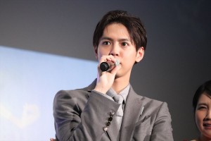 映画『きみと、波にのれたら』完成披露舞台挨拶に登場した片寄涼太
