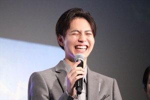 映画『きみと、波にのれたら』完成披露舞台挨拶に登場した片寄涼太