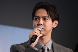 映画『きみと、波にのれたら』完成披露舞台挨拶に登場した片寄涼太