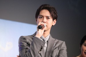 映画『きみと、波にのれたら』完成披露舞台挨拶に登場した片寄涼太