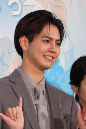 映画『きみと、波にのれたら』完成披露舞台挨拶に登場した片寄涼太