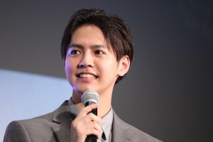 映画『きみと、波にのれたら』完成披露舞台挨拶に登場した片寄涼太
