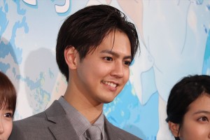 映画『きみと、波にのれたら』完成披露舞台挨拶に登場した片寄涼太