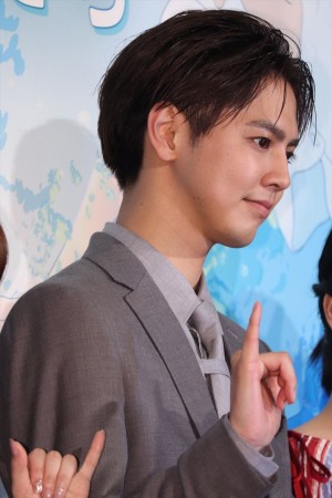 映画『きみと、波にのれたら』完成披露舞台挨拶に登場した片寄涼太