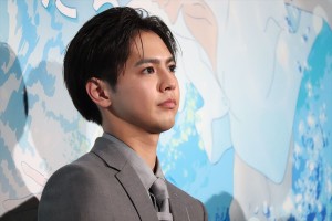 映画『きみと、波にのれたら』完成披露舞台挨拶に登場した片寄涼太
