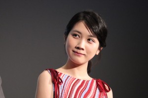 映画『きみと、波にのれたら』完成披露舞台挨拶に登場した松本穂香