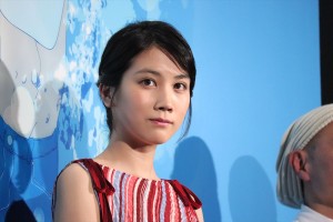 映画『きみと、波にのれたら』完成披露舞台挨拶に登場した松本穂香