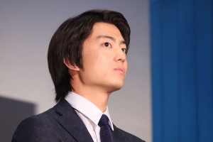 映画『きみと、波にのれたら』完成披露舞台挨拶に登場した伊藤健太郎