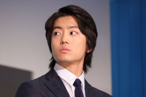 映画『きみと、波にのれたら』完成披露舞台挨拶に登場した伊藤健太郎