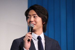 映画『きみと、波にのれたら』完成披露舞台挨拶に登場した伊藤健太郎