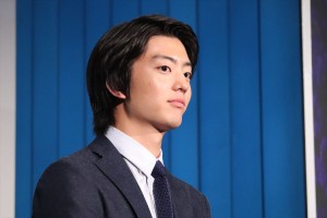 映画『きみと、波にのれたら』完成披露舞台挨拶に登場した伊藤健太郎