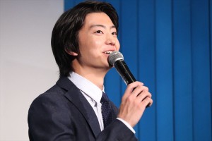 映画『きみと、波にのれたら』完成披露舞台挨拶に登場した伊藤健太郎