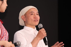 映画『きみと、波にのれたら』完成披露舞台挨拶に登場した湯浅政明監督