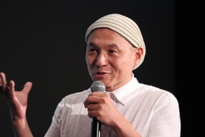 映画『きみと、波にのれたら』完成披露舞台挨拶に登場した湯浅政明監督