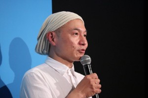 映画『きみと、波にのれたら』完成披露舞台挨拶に登場した湯浅政明監督