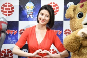 『ウルトラマン★幸楽苑』新キャンペーン記者発表会に登場した橋本マナミ