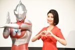 『ウルトラマン★幸楽苑』新キャンペーン記者発表会に登場した橋本マナミ