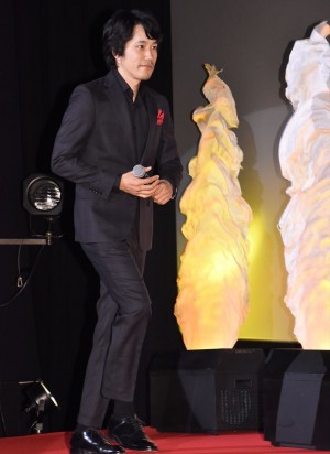 映画『プロメア』完成披露舞台挨拶に登場した松山ケンイチ