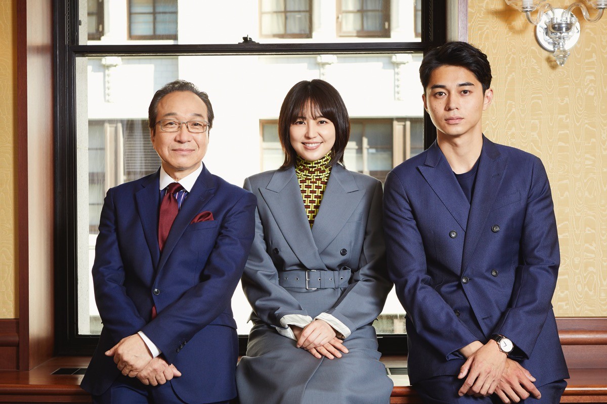 『コンフィデンスマンJP』に出演する(左から)小日向文世、長澤まさみ、東出昌大